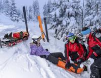 Gut gewappnet: Die richtige Ausrüstung fürs Skifahren / Bild: iStock