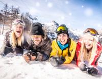 Skiurlaub mit Freunden / Bild: istock / oneinchpunch