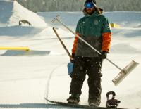 Die Macher der Kicker: So entsteht ein Snowpark / Bild: QParks / Aron Suveg