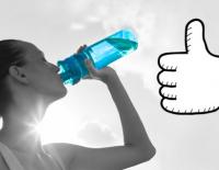 Wasser vs. Sportgetränk: Das brauchen Sportler wirklich für ihr Training / Bild: iStock / kieferpix / Shen en min / Montage: sportaktiv.com