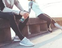 Sportliches Pärchen beim Relaxen / Bild: littlehenrabi