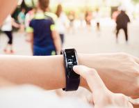 Fitnessarmband oder High-End-Sportuhr – wer braucht welches Gerät? / Bild: iStock / TeerawatWinyarat