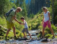 Wandern und Familie: Mit den Augen der Kinder / Bild: Shutterstock © Wandern und Familie: Mit den Augen der Kinder / Bild: Shutterstock Wandern und Familie: Mit den Augen der Kinder / Bild: Shutterstock