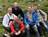 Tauschten die Kochlöffel gegen Wanderschuhe (v.l.): Martin Sieberer, Alfio Ghezzi, Russel Brown, Dieter Müller und Giovani Oosters / Bild: TVB Paznaun - Ischgl