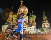 Russia Coast to Coast, Tag 21: Wolfgang Faschings Ehrenrunde auf dem Roten Platz / Bild: Gregor Hartl