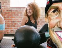 Fit mit Sumi: Ein bisschen Spaß muss sein / Bild: iStock / jacoblund // Karikatur: Petar Pismestrovic