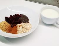 Veganes Powerfrühstück für Sportler: Mandelmilch, Chiasamen, Beeren, Haferflocken, Haselnüsse und Zimt / Bild: Christoph Lamprecht