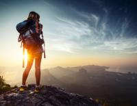 Sonnaufgang Wanderer / Bild: istock / mihtiander