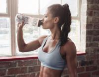 Wie viel sollte man beim Sport trinken / Bild: istock / jacoblund