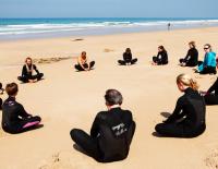 Yoga und Surfen: Zwischen Meditation und Adrenalinrausch / Bild: a-frame