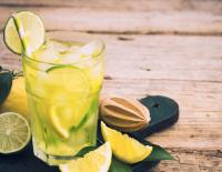 Mythos oder Wahrheit: Hilft Zitronenwasser beim Abnehmen? / Bild: iStock / pilipphoto