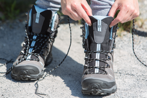 Wanderschuhe: Auf einen mittigen Sitz der Lasche achten.