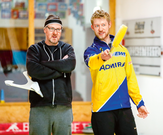 Wir gegen die Stars: SPORTaktiv-Reporter Markus Geisler wagt sich beim Curling aufs Eis