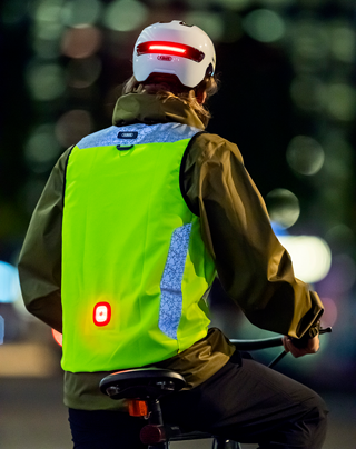 Sehen und gesehen werden: Mit ABUS bist du im Herbst sichtbar im Straßenverkehr unterwegs