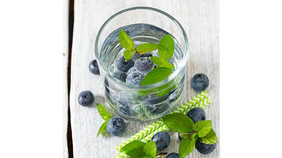 Infused Water: 3 erfrischende Rezept-Ideen, um dein Wasser aufzupeppen