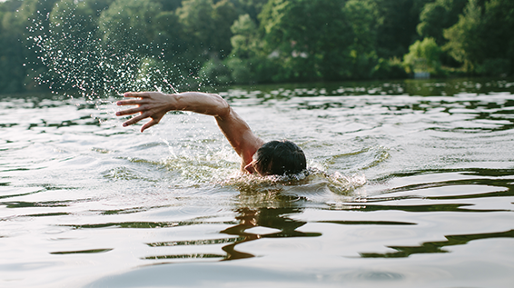 Sommertraining ohne Hitzestress: 10 Tipps für heiße Tage vom SPORTaktiv-Doc