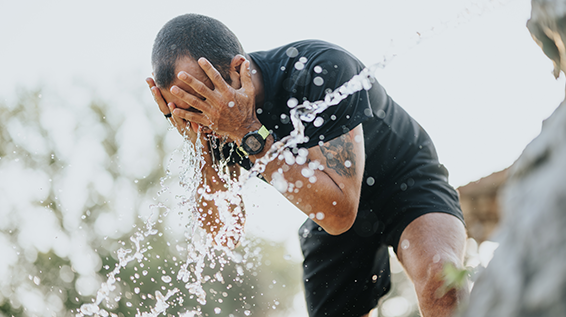 Sommertraining ohne Hitzestress: 10 Tipps für heiße Tage vom SPORTaktiv-Doc
