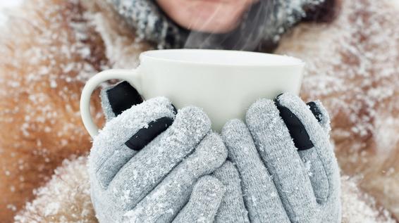 Österreichs 10 beliebteste Après Ski Getränke: heiße Milch mit Gin / Bild: iStock / ArtShotPhoto  