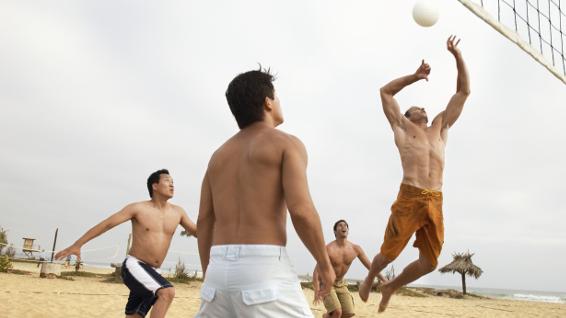 Trendsport Beachvolleyball: Baggere dich fit / Bild: iStock / IPGGutenbergUKLtd