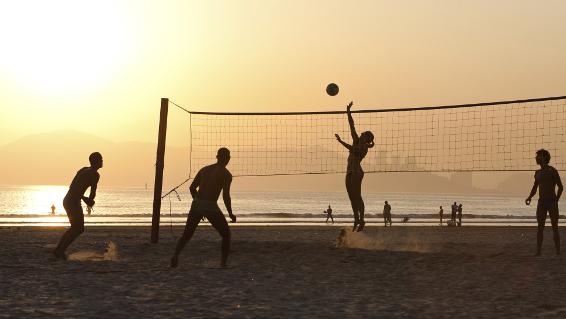 Trendsport Beachvolleyball: Spielfeldmaße und Netzhöhe / Bild: iStock / Willbrasil21