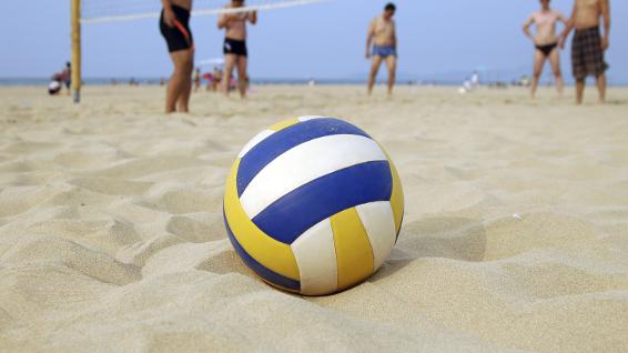 Trendsport Beachvolleyball: Wie alles begann / Bild: iStock / TMSK