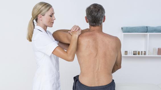 6 Behandlungsmethoden gegen Rückenschmerzen, die wirklich helfen / Bild: iStock / Wavebreakmedia