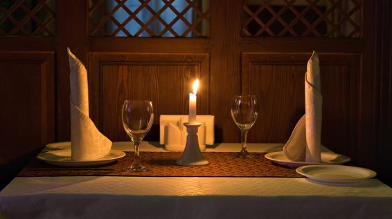 Candle Light Dinner auf der Hütte / Bild: istock / nantonov
