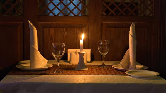 Candle Light Dinner auf der Hütte / Bild: istock / nantonov Candle Light Dinner auf der Hütte / Bild: istock / nantonov