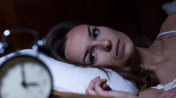 7 Einschlafhilfen für eine erholsame Nacht / Bild: iStock / KatarzynaBialasiewicz