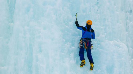 Eisklettern / Bild: istock / anderssellin