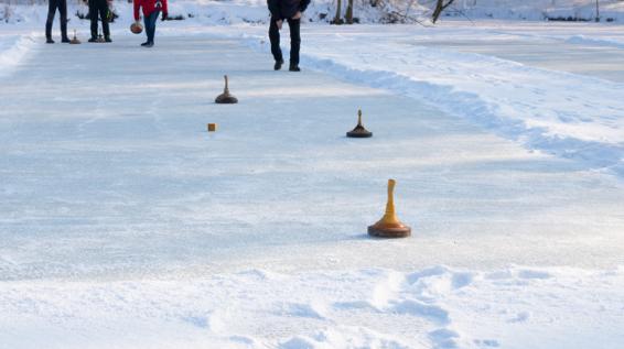 Eisstockschießen / Bild: istock / luftklick