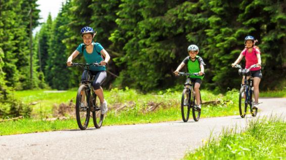 5 Tipps für Fahrradtouren mit Kindern / Bild: iStock / gbh007 planung was beachten