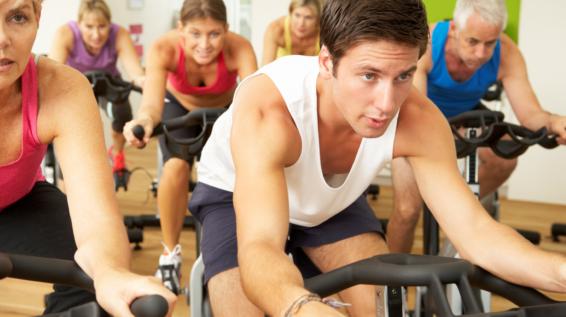 4 Fitnessstudio-Gewohnheiten, die dich schneller altern lassen / Bild: iStock