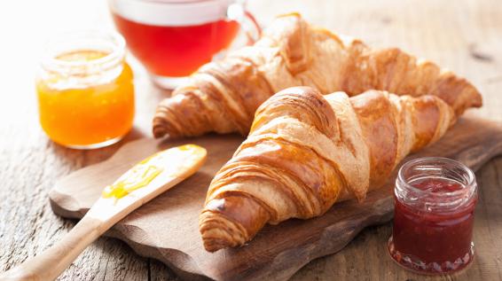 Deftig, süß oder ernährungsbewusst: Welcher Frühstückstyp bist du? / Bild: iStock / OlgaMiltsova