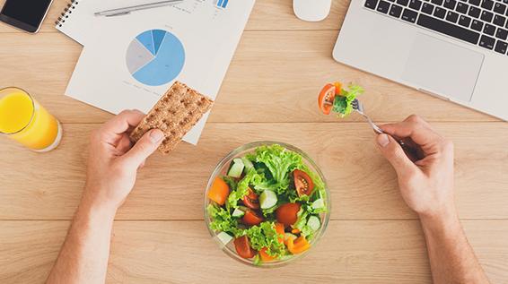 Gesund am Arbeitsplatz – so geht's! / Bild: iStock / Milkos