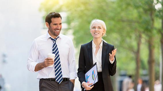 Gesund am Arbeitsplatz – so geht's! / Bild: iStock / johnkellerman