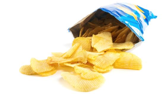 Die 9 größten Gesundheits-Fallen im Alltag: Unbewusstes snacken / Bild: iStock / yalcinsonat1 Die 9 größten Gesundheits-Fallen im Alltag: Unbewusstes snacken / Bild: iStock / yalcinsonat1
