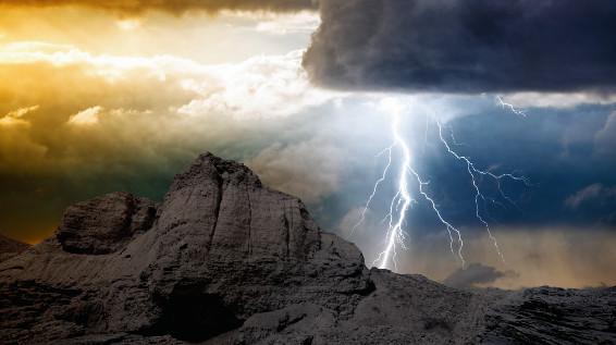 Gewitter in den Bergen – was tun? / Bild: iStock / Ig0rZh