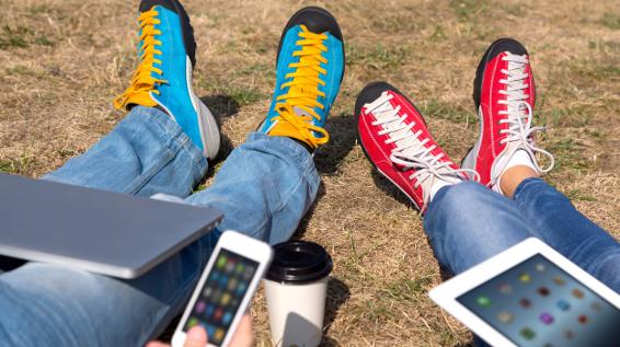 Handy und Tablet beim Wandern / Bild: istock / AlexBrylov