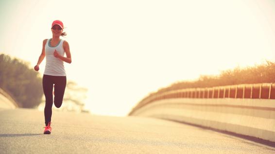 Laufen bei Sonne: 6 fatale Fehler, die zu Hautschäden führen / Bild: iStock / lzf