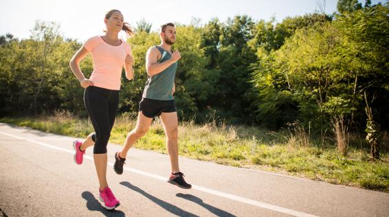 Laufen bei Sonne: 6 fatale Fehler, die zu Hautschäden führen / Bild: iStock / Martinan