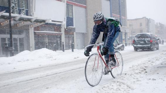 Helm und Schal beim Biken im Winter / Bild: istock / ImageegamI