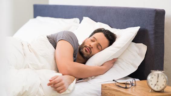 Nachtruhe im Check: Macht zu wenig Schlaf dick? / Bild: iStock / Ridofranz