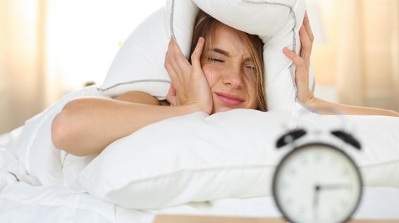 Nachtruhe im Check: Macht zu wenig Schlaf dick? / Bild: iStock / megaflopp