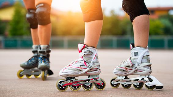 Worauf du bei deiner Inline-Skate-Ausrüstung achten solltest / Bild: iStock / michelangeloop 