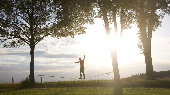 Beim Slacklinen das Gleichgewicht trainieren / Bild: istock