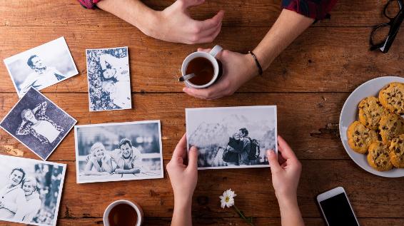 Erinnerungen an den letzten Urlaub / Bild: istock / Halfpoint 