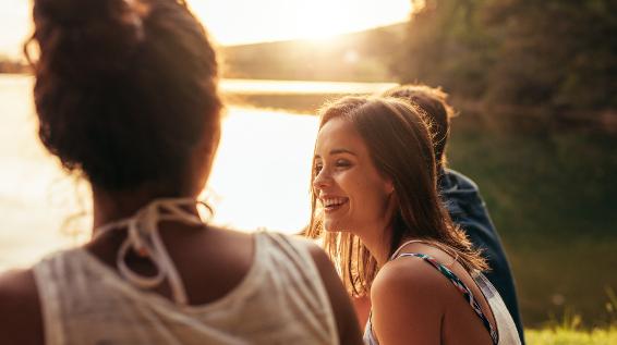 Zeit mit Freunden verbringen / Bild: istock / jacoblund 