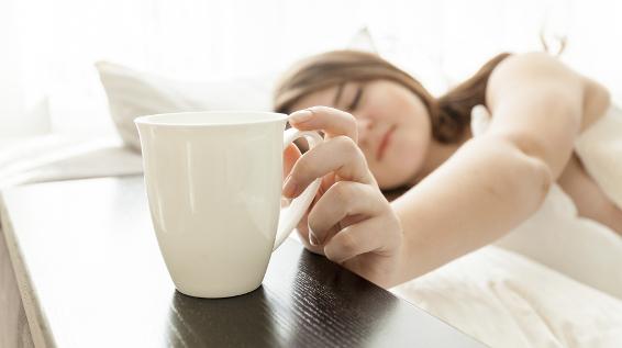 5 Mythen und Fakten über Koffein: Koffein führt zu Schlaflosigkeit / Bild: iStock / Artfoliophoto