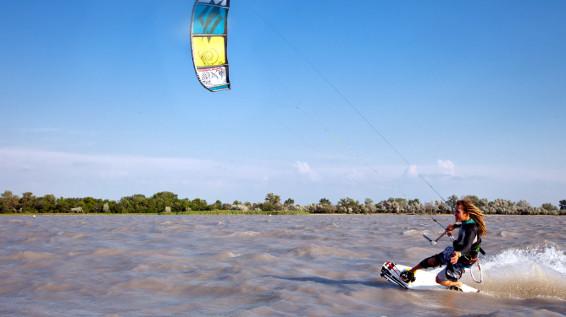 Alternativen zum Schwimmen: 5 trendige Wassersportarten und wie du sie erlernen kannst / Bild: www.kitesurfing.at